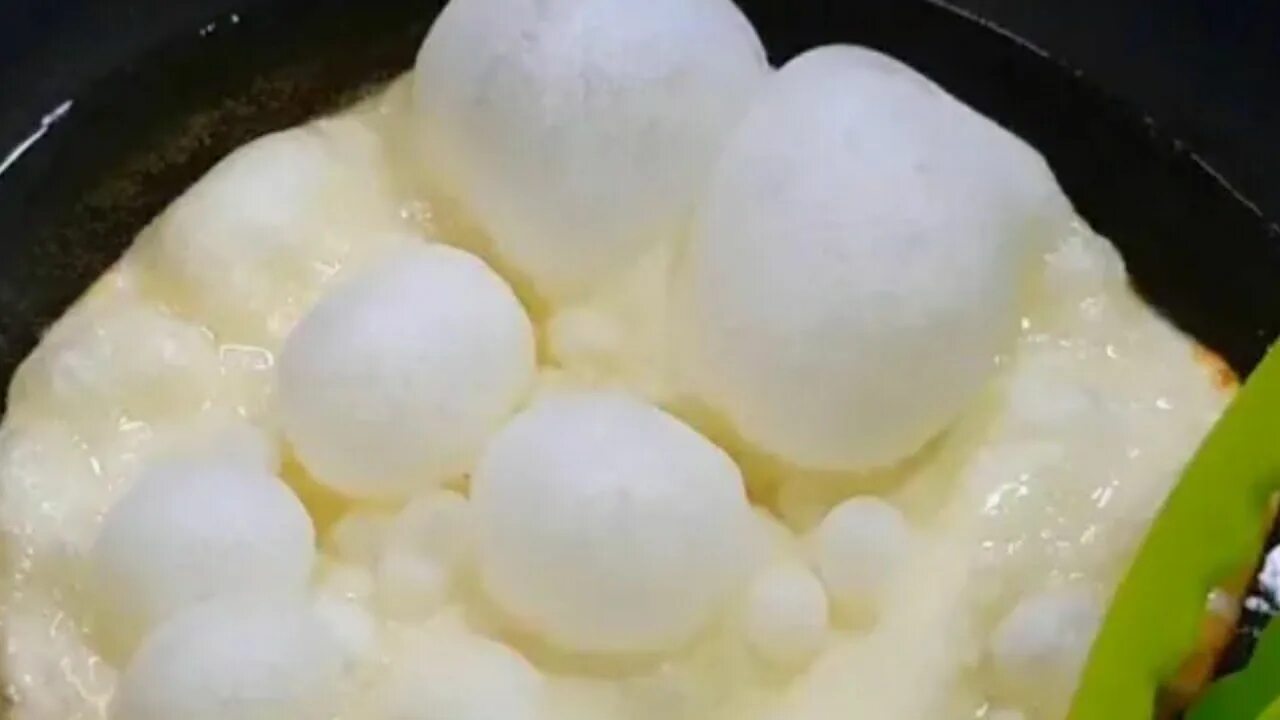 Рецепт теста для пиццы на кукурузной муке. Мука майонез вода. Консистенция жидкого теста для пиццы. Мука майонез вода. Мука майонез вода.