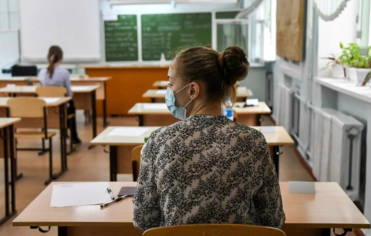 В школе в университете также. Экзамен в вузе. Экзамены в школе. Экзамены поступление. Школьники на ЕГЭ 2020.