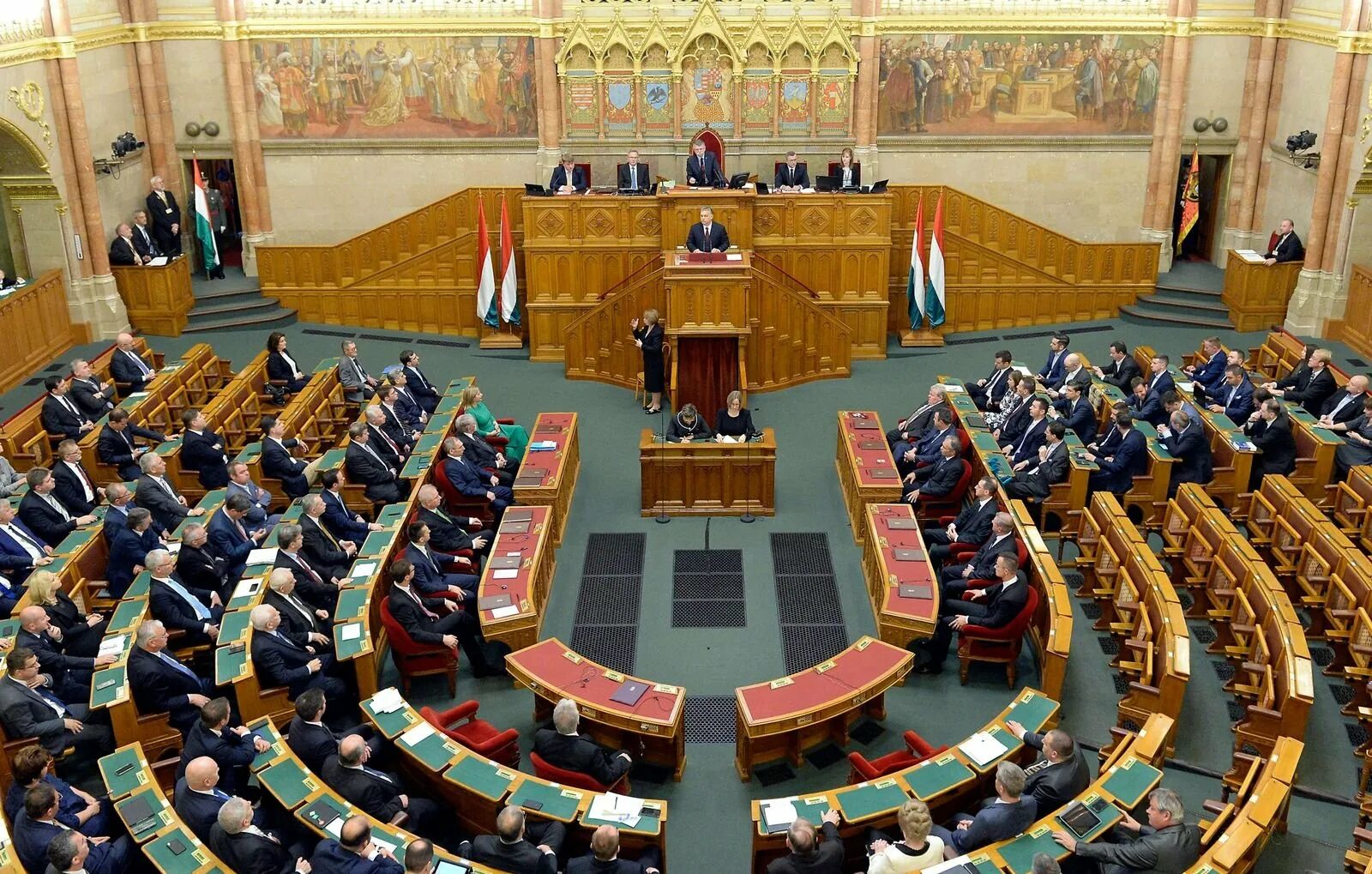 Что исполняет парламент. Государственное собрание венгрии. парламент венгрии заседание. правительство собрание венгрии. парламент венгрии внутри.