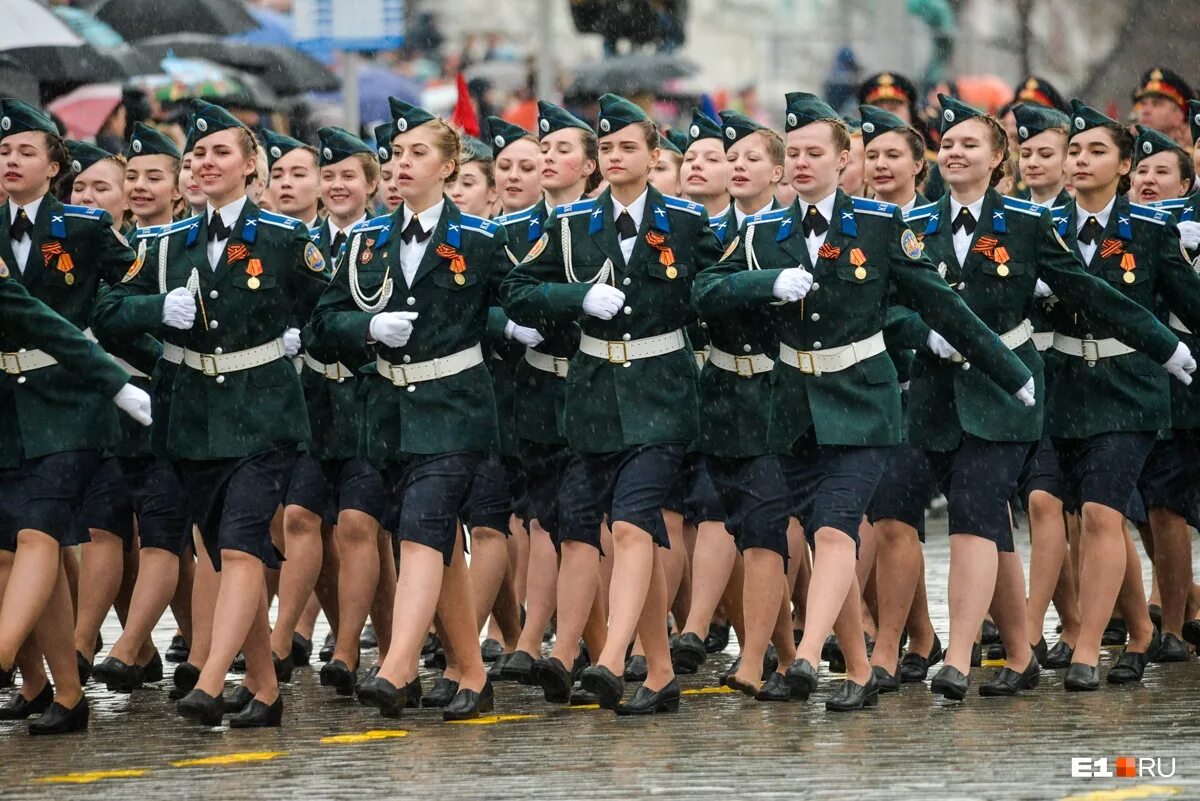 7 мая девочки. Женщины на параде. девушки на параде победы. девушки на параде 9 мая.