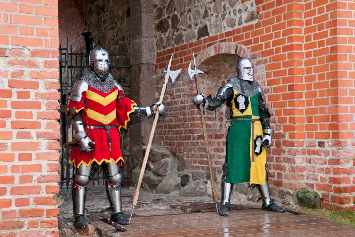 Вопрос двум стражникам. Замок рыцаря средневековья. Средневековый Стражник. Стража средневековья. Стражник у ворот.