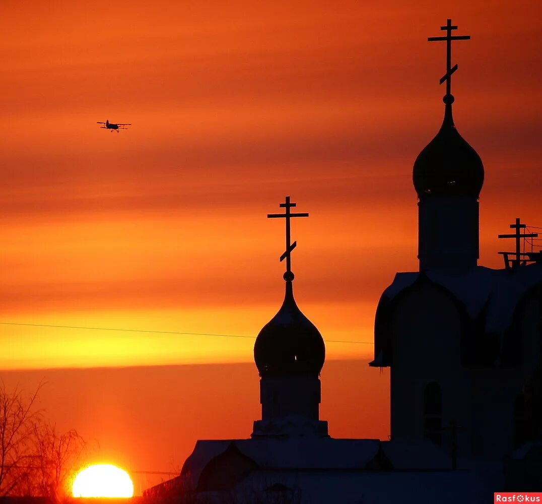 Над никольским. Храм на закате. Православная Церковь закат. Православная Церковь на закате солнца. Церковь купола на закате.