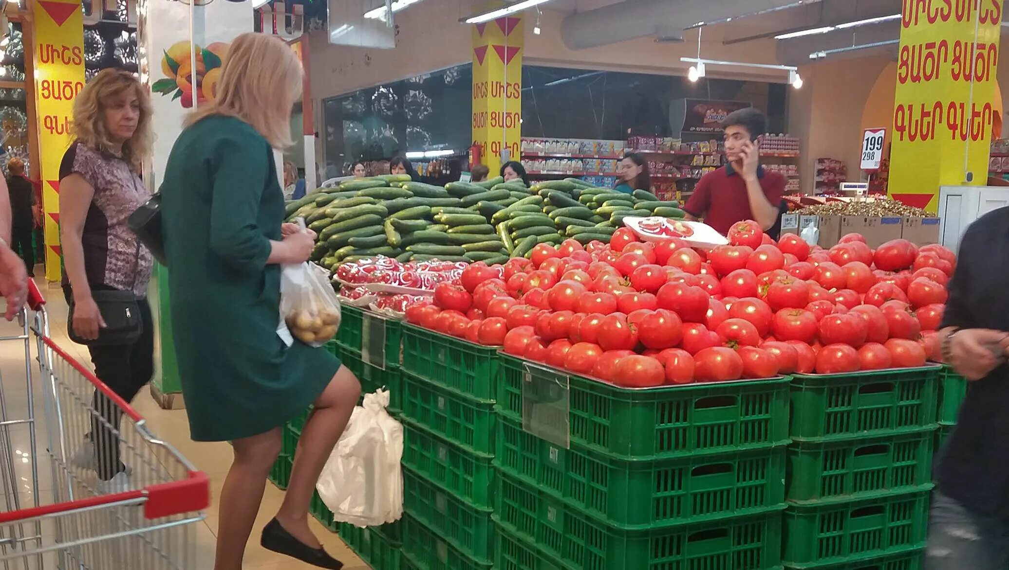 В магазин завезли 360 кг овощей. Ереван Сити супермаркет. Магазин Ереван Сити в Ереване. Фермеры Армении. Ереван Сити продавец.