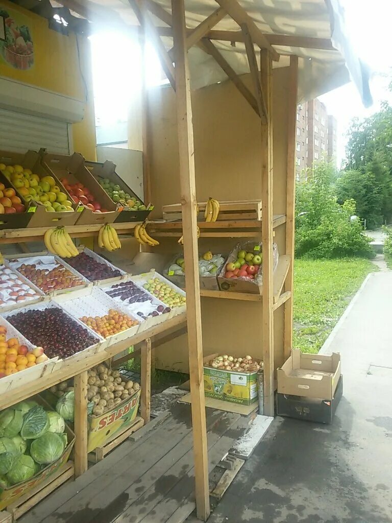 Куплю овощи новосибирск. Лавка овощей и фруктов на улице. Уличный магазин овощей фруктов. Развал для овощей и фруктов. Фруктовый развал для магазина.
