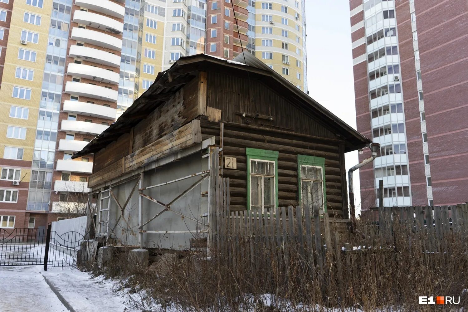 Старый дом среди новостроек. Частный дом среди многоэтажек. Ветхое деревянное здание. Дом в Екатеринбурге среди многоэтажек. Хотели продать часть