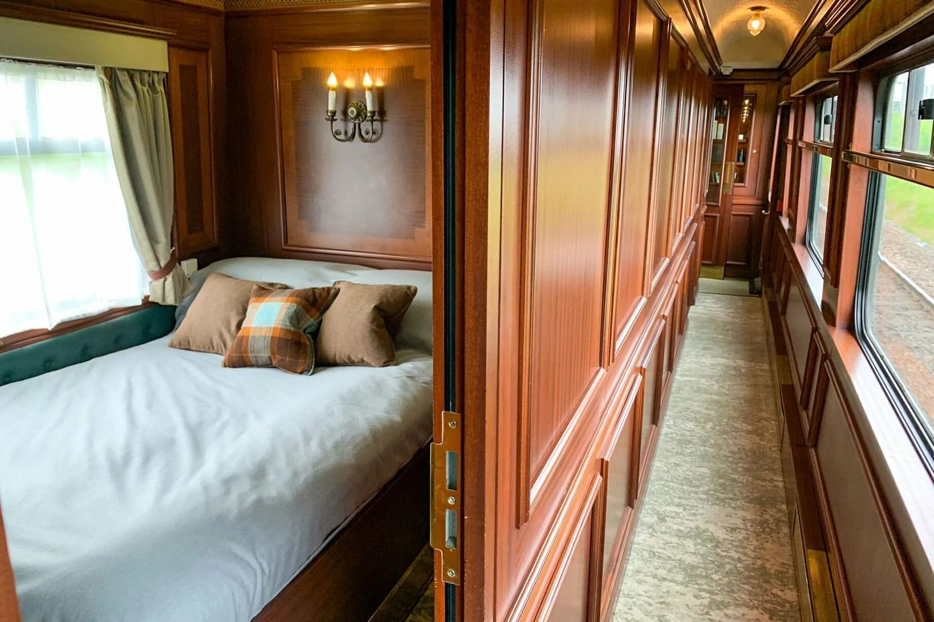 Honey rail. Belmond Royal Scotsman купе. Royal Scotsman поезд. Belmond Royal Scotsman поезд. 102м премиум вагон Люкс.