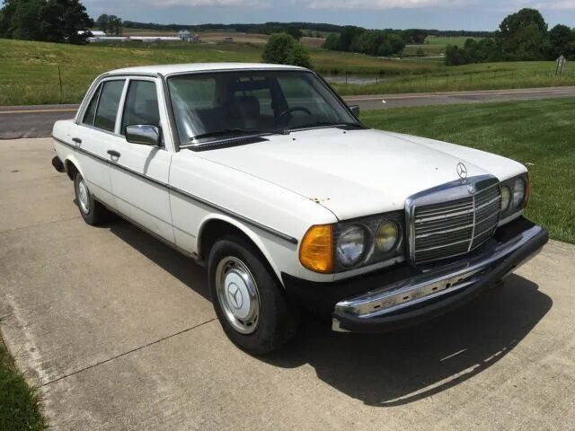 Купить дизельный мерседес. Мерседес 200 d 1983. Mercedes 240d. Мерседес 240 дизель. Мерседес 240d кузов.