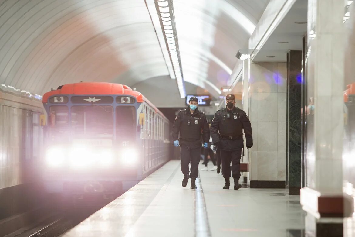 Полиция метрополитена СПБ. Полиция в метро. Полиция в метро задержание мигрантов. Полиция Московского метрополитена. Нападение на сотрудника полиции в подмосковье