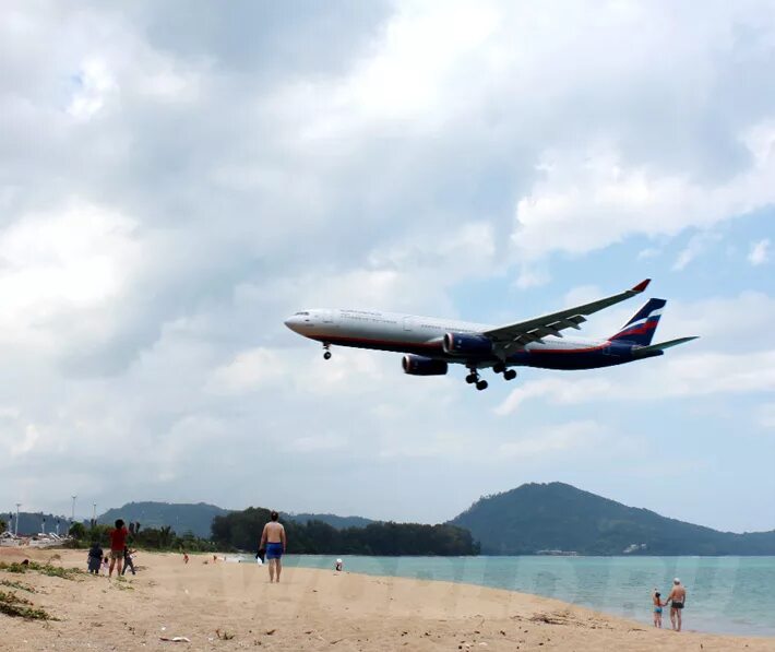 Пхукет самолет. Пхукет самолет над пляжем. Mai Khao Beach самолет. Пляж с самолетами на Пхукете.