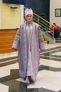 Носитель ватного халата в жару