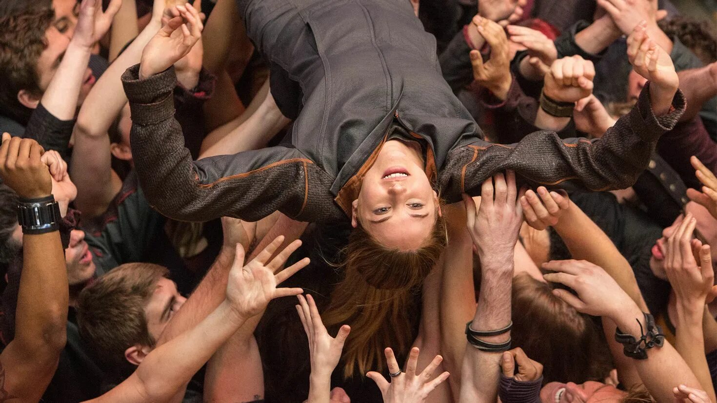 Толпа фанатов гиф. Танцы толпой. Толпа негров лапают белую. Каждый день избивает жену фильм. Внутрь толпа мужиков.