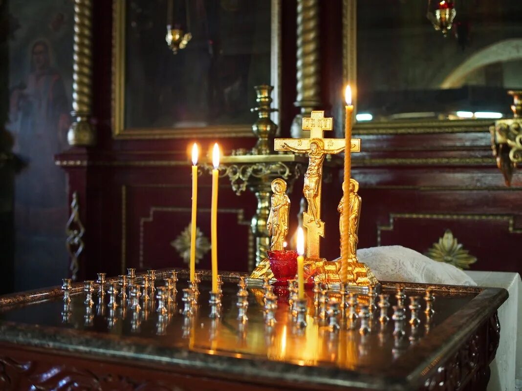 Где ставить свечи за здравие в церкви. Свечи в храме. Свеча в церкви за упокой. Свечи в храме за упокой. Свеча перед распятием.