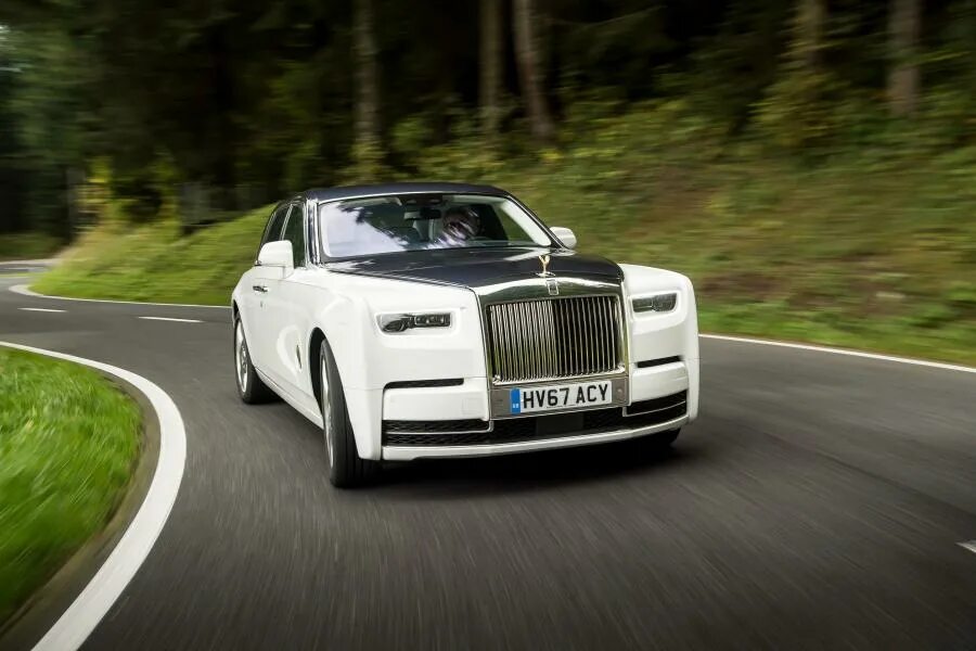 Rolls royce v. Rolls royce phantom. rolls royce phantom 2019. роллс ройс фантом 2025. роллс ройс фантом 2018.