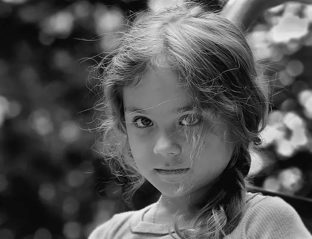 Девочка черно белая. Ребенок черно белый. Магдалена берни фотограф. Девочка ч б. Девочка с косичками.