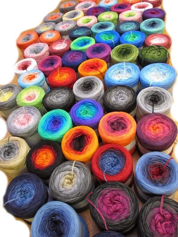 Пряди пряжу. Ткань из ниток. Нитки из ткани для вязания. Ткани окрашенный пряжа. Цветная ткань для вязания.