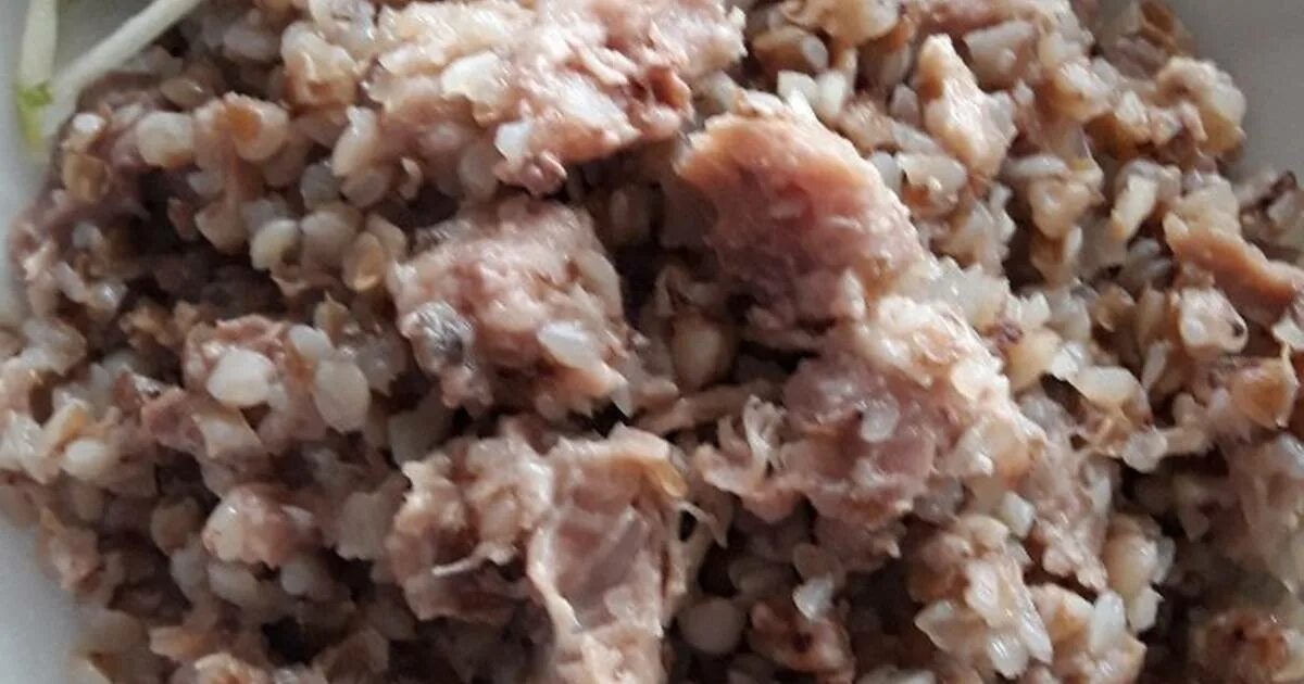 Как варить гречку с тушенкой. Гречка с тушенкой. гречка с консервированной тушенкой. гречка с тушенкой кубиками. гречка с тушёнкой на сковороде.