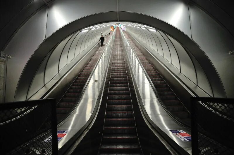 Сами глубоки метро. Эскалаторы Санкт-Петербургского метрополитена. Метро Адмиралтейская Санкт-Петербург эскалатор. Адмиралтейская станция метро эскалатор. Питер станция метро Адмиралтейская эскалатор.