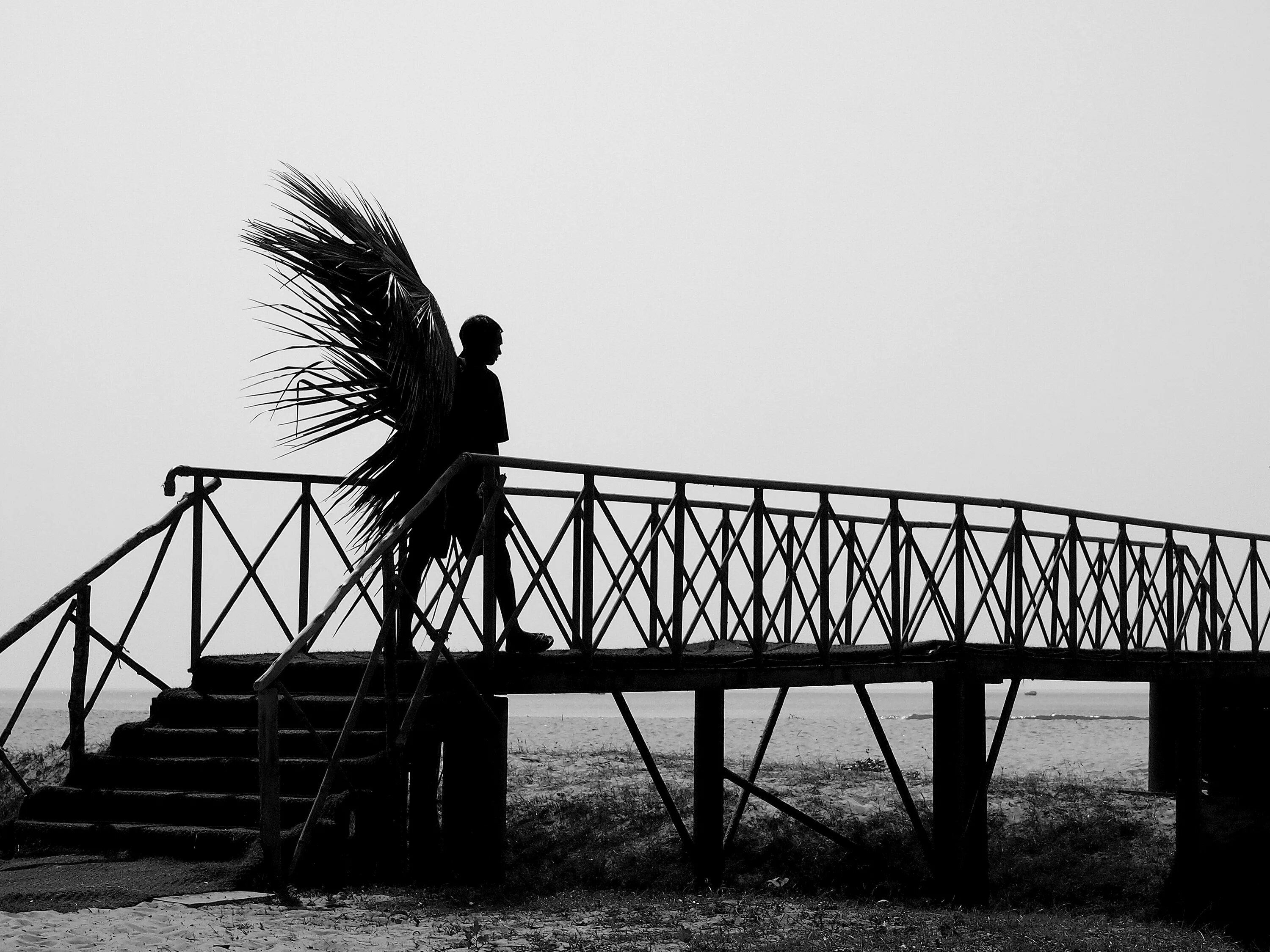 Рай ангелы. На мосту фильм фёдора прожоги. На мосту ангелы и их работа. Короткометражка мост. Мост любви.