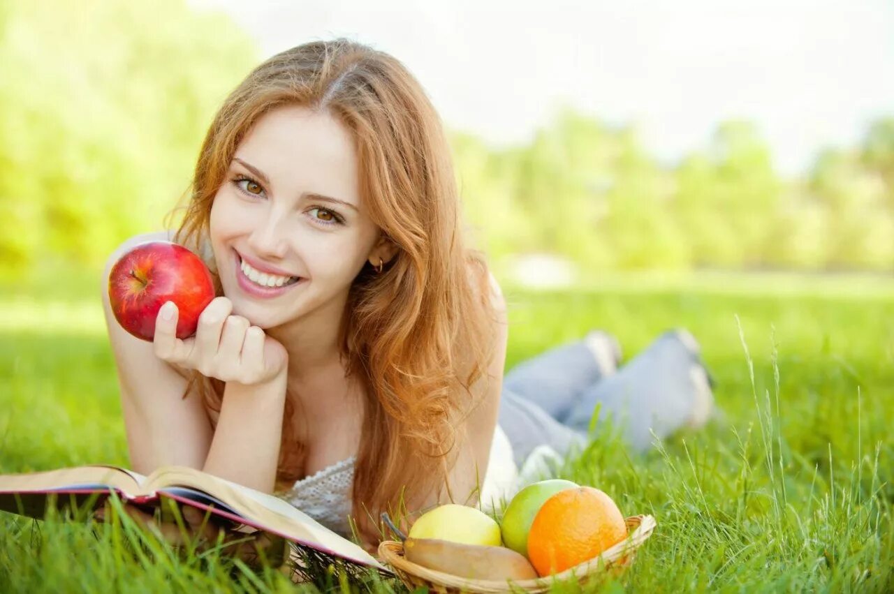 Секреты здоровой жизни. Девушка с яблоком. Здоровый человек. Девушка с фруктами.
