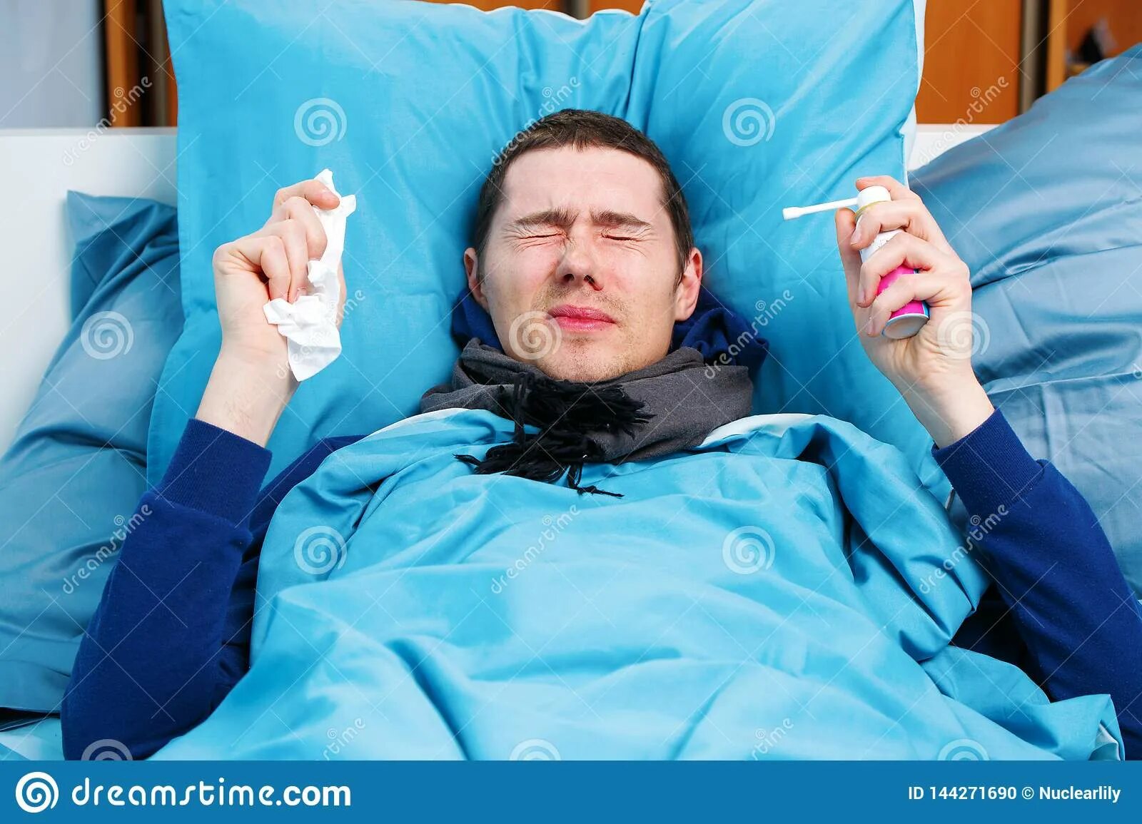 Видео больной муж. Человек болеет. Больной человек фото. Заболевший человек. Человек в постели с лихорадкой.