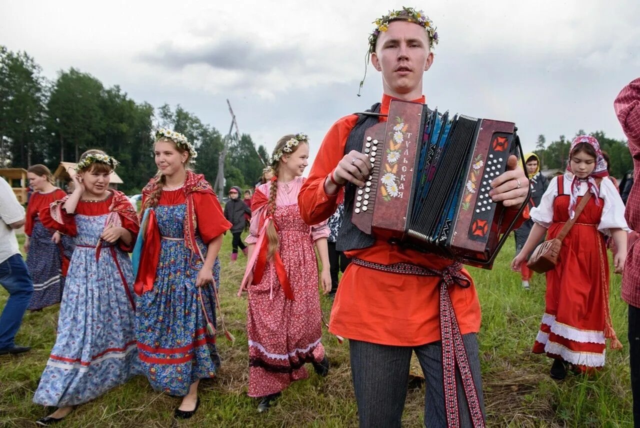 Иванов день рождения песня. Гуляния в деревне. Сельские гуляния. Деревенские гуляния с гармонью. Россия гуляние с гармошкой.