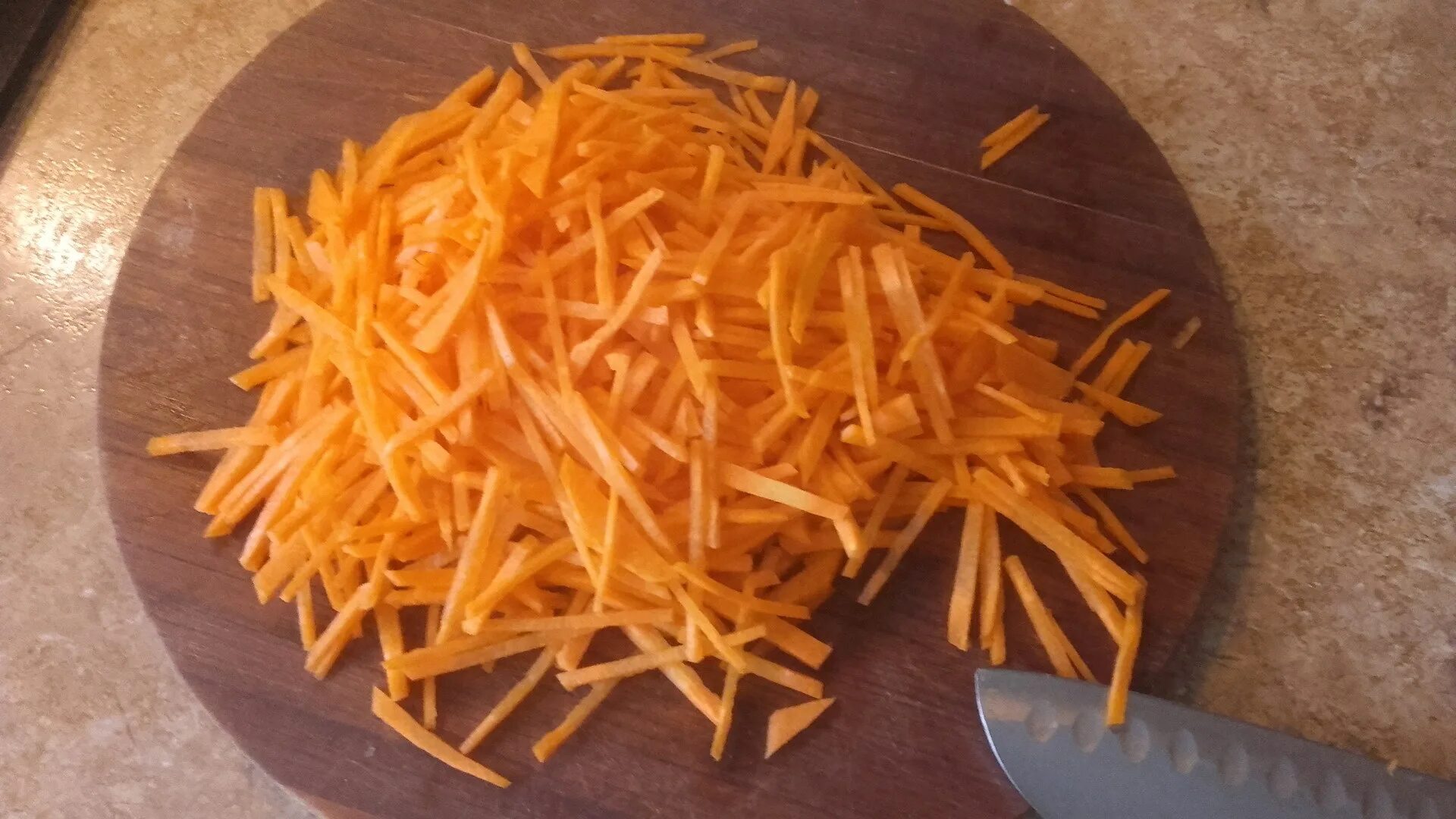 Морковь нарезанная соломкой. Морковь нарезанная соломкой. Овощи нарезанные соломкой. Нарезка моркови соломкой. Нарезка моркови соломкой.