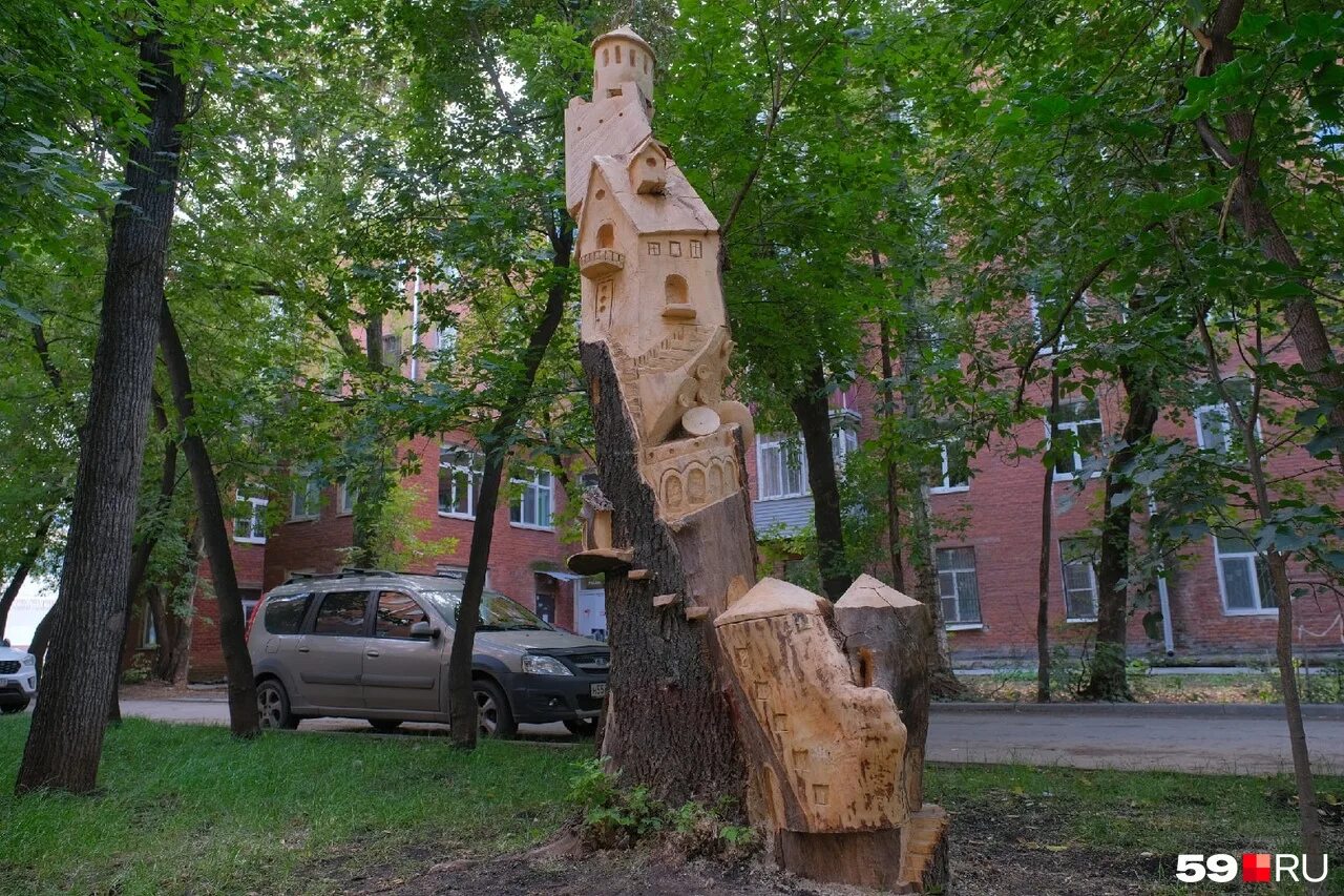 Дворик пермь. Сквер розалии землячки пермь. Дворик пермь. Пермь дворы. Необычные дворы перми.