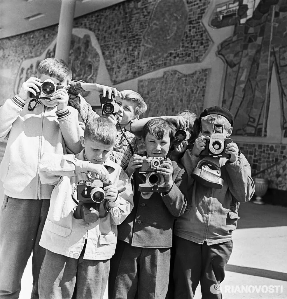 Фотокружок. Фотокружок дом пионеров Павлоград. Счастливые советские дети. Советское детство. Советский фотограф.