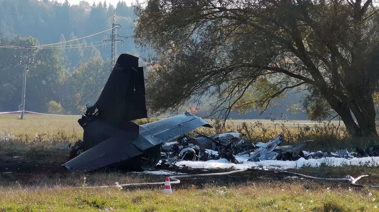 Катаклизмы 25. Су 25 Словакия. Разбился военный самолет. Разбитый военный самолет.