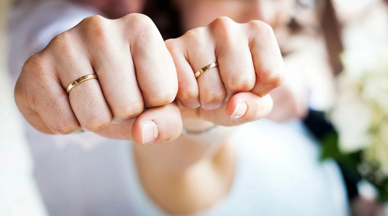 Poor girl ate wedding ring на русском