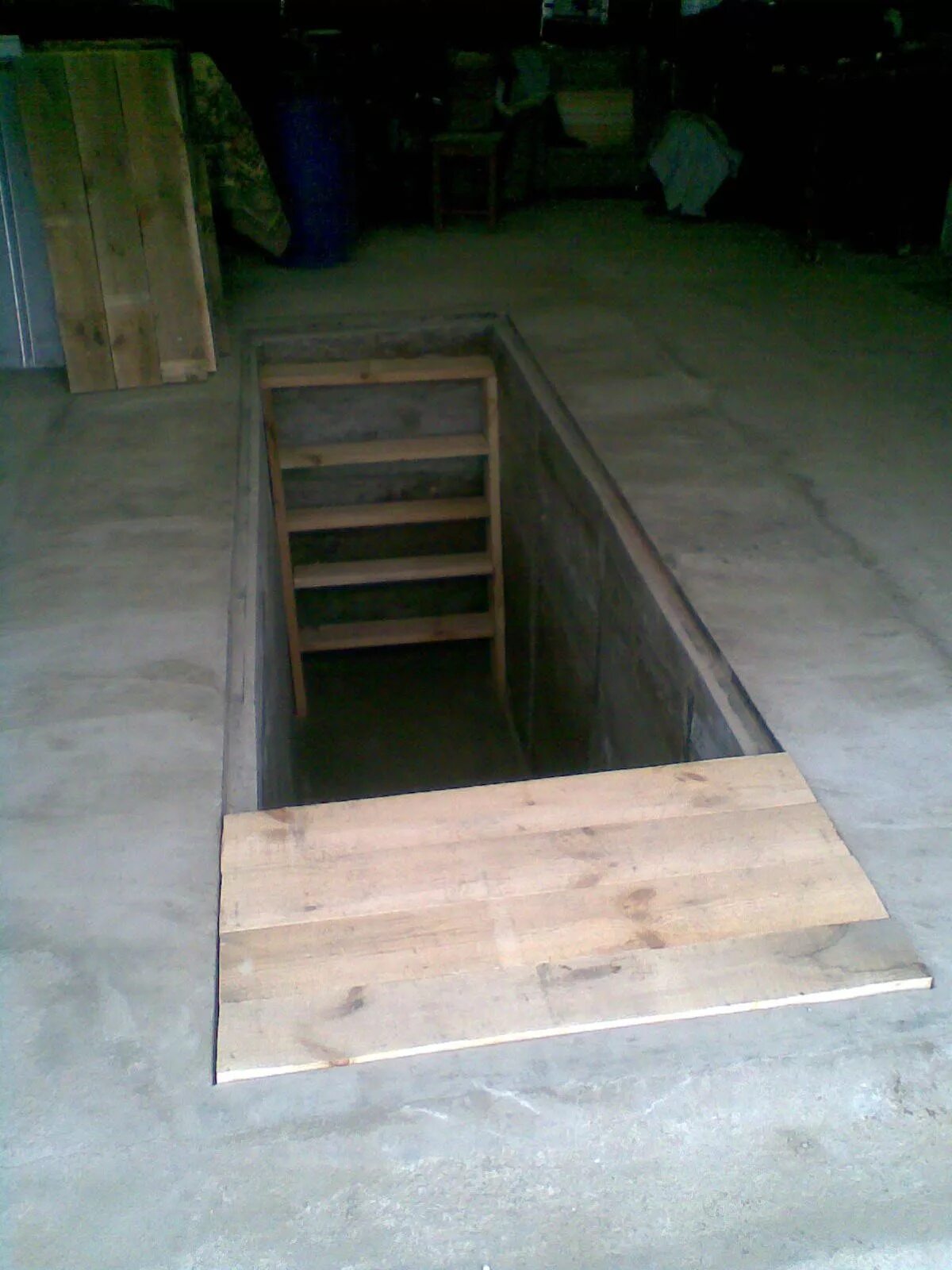 Пластиковая яма для гаража. Ступени в смотровую яму в гараже. Лестница в яму гаража. Подставка в смотровую яму. Щиты для смотровой ямы.