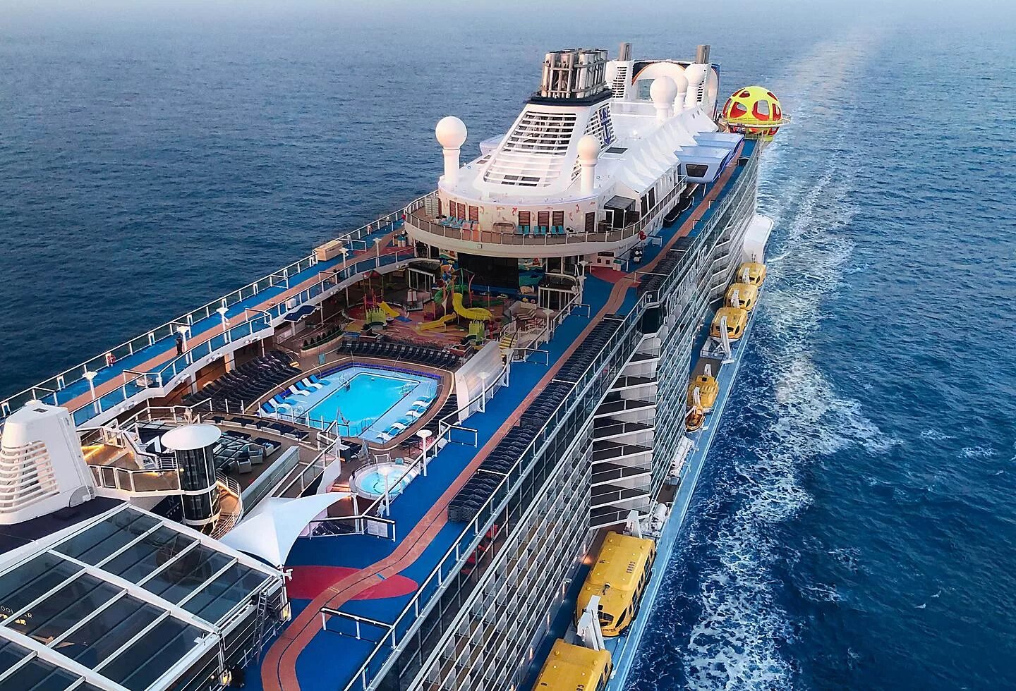 Rage of the seas. Роял Карибиан лайнер. Круизный лайнер Royal Caribbean. Spectrum of the Seas лайнер. Круизный корабль "Spectrum of the Seas".