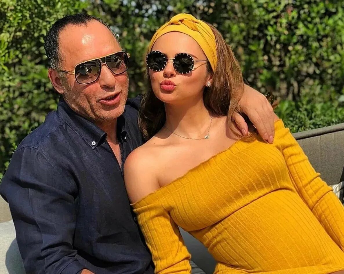 Толкалина выйти замуж за миллионера 2. Девушка вышла замуж за миллионера. Девушка вышла замуж за миллионера. Ксения дели и ее муж. Ксения дели 2023.