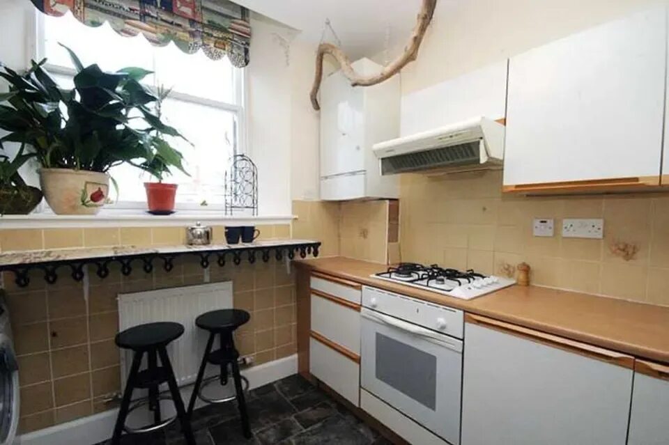 Уж это кухня. Кухня с газовым котлом планировка. узкая кухня с котлом. дизайн кухни с котлом. интерьер кухни с газовым котлом на стене.