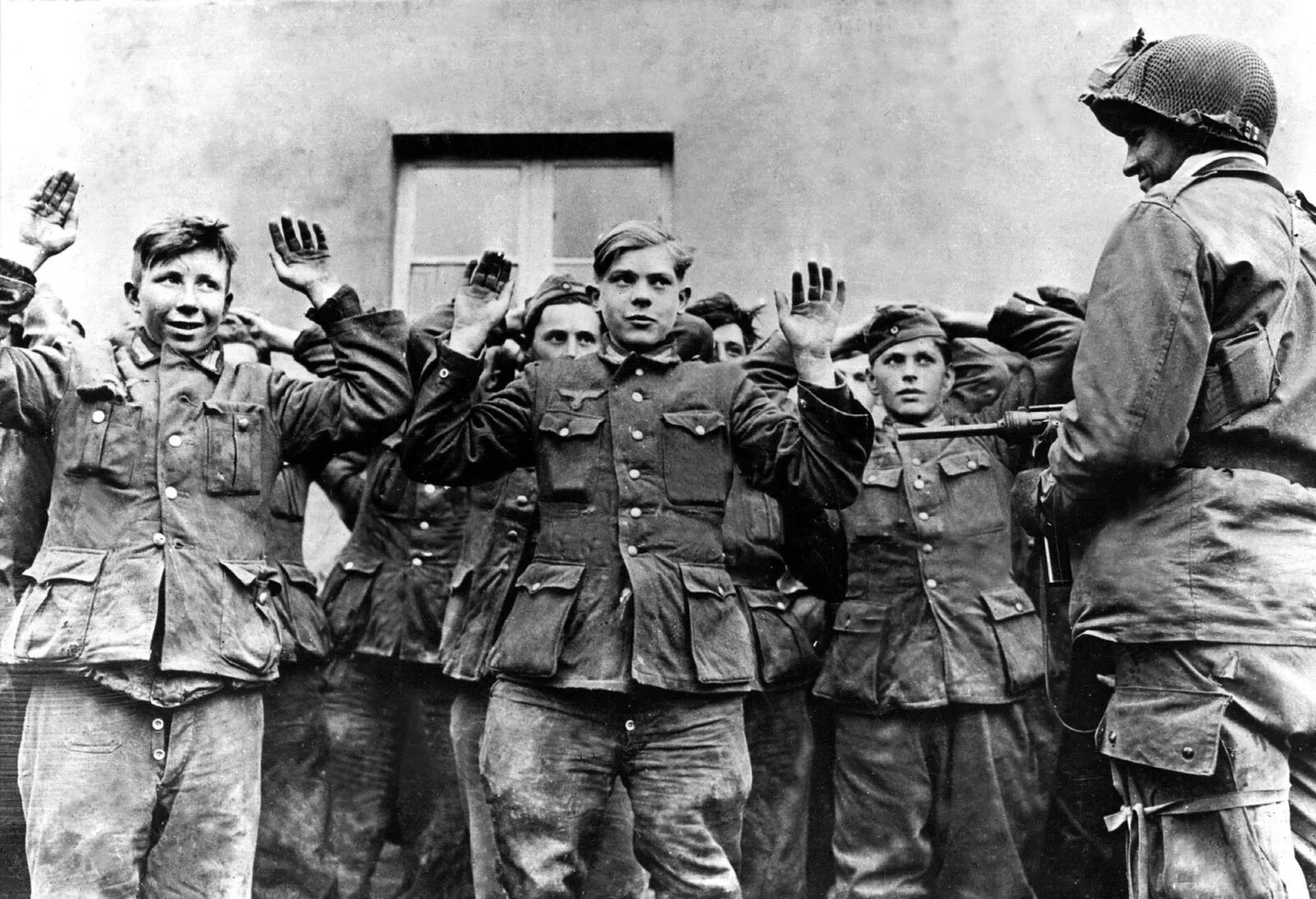 Какой город немцы взяли за два дня. Гитлерюгенд в Берлине 1945 пленные. Дети и солдаты вермахта 1941. Немецкие солдаты сдаются в плен 1945.