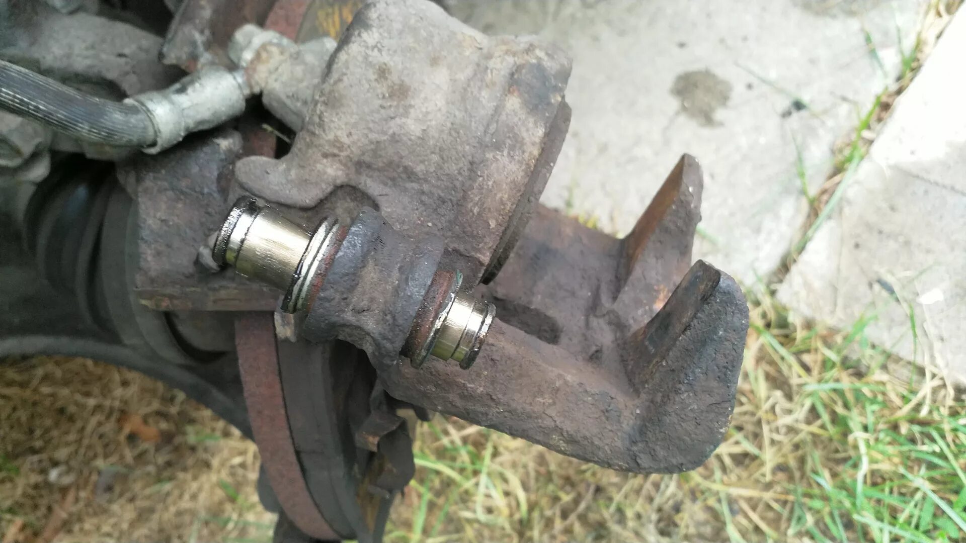 Задние суппорта мазда. Mazda 626 задний суппорт. направляющие колодок mazda 626 gd. направляющие заднего суппорта мазда 626gf. мазда 626 суппорт 2822.