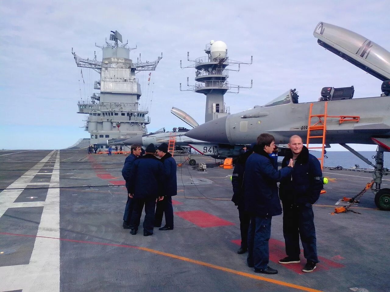 экипаж авианосца. авианосец линкольн. викрамадитья экипаж. экипаж авианосца. авианосец королева елизавета.