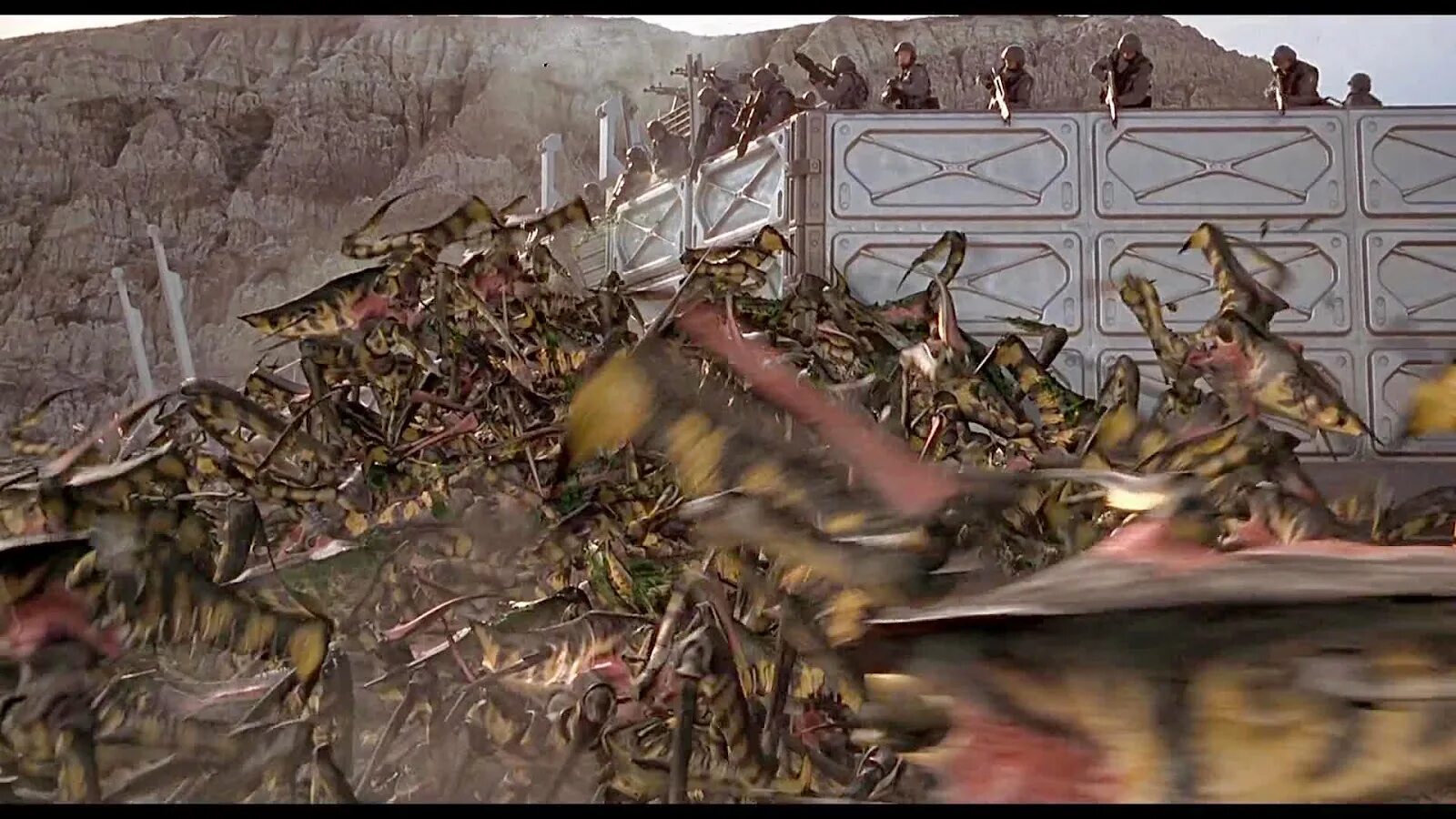 Нападение жуков. Звездный десант Starship Troopers 1997. Звездный десант 1997 Арахниды. Звёздный десант 1997 жуки.