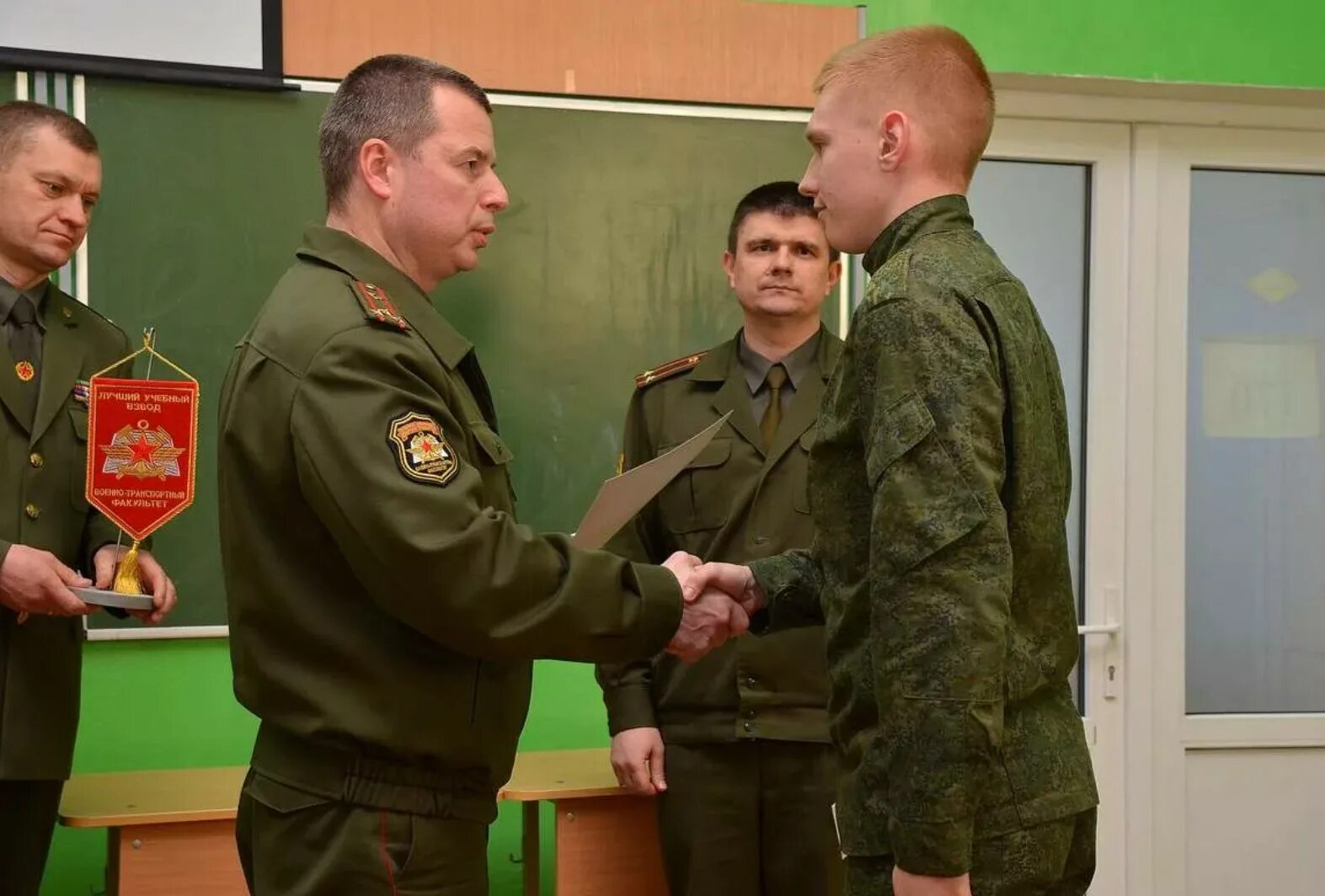 Награждение офицеров. Поощрение военнослужащих. Зарплата военных в россии. Оклад курсанта военного училища 2020. Зарплата военнослужащих.