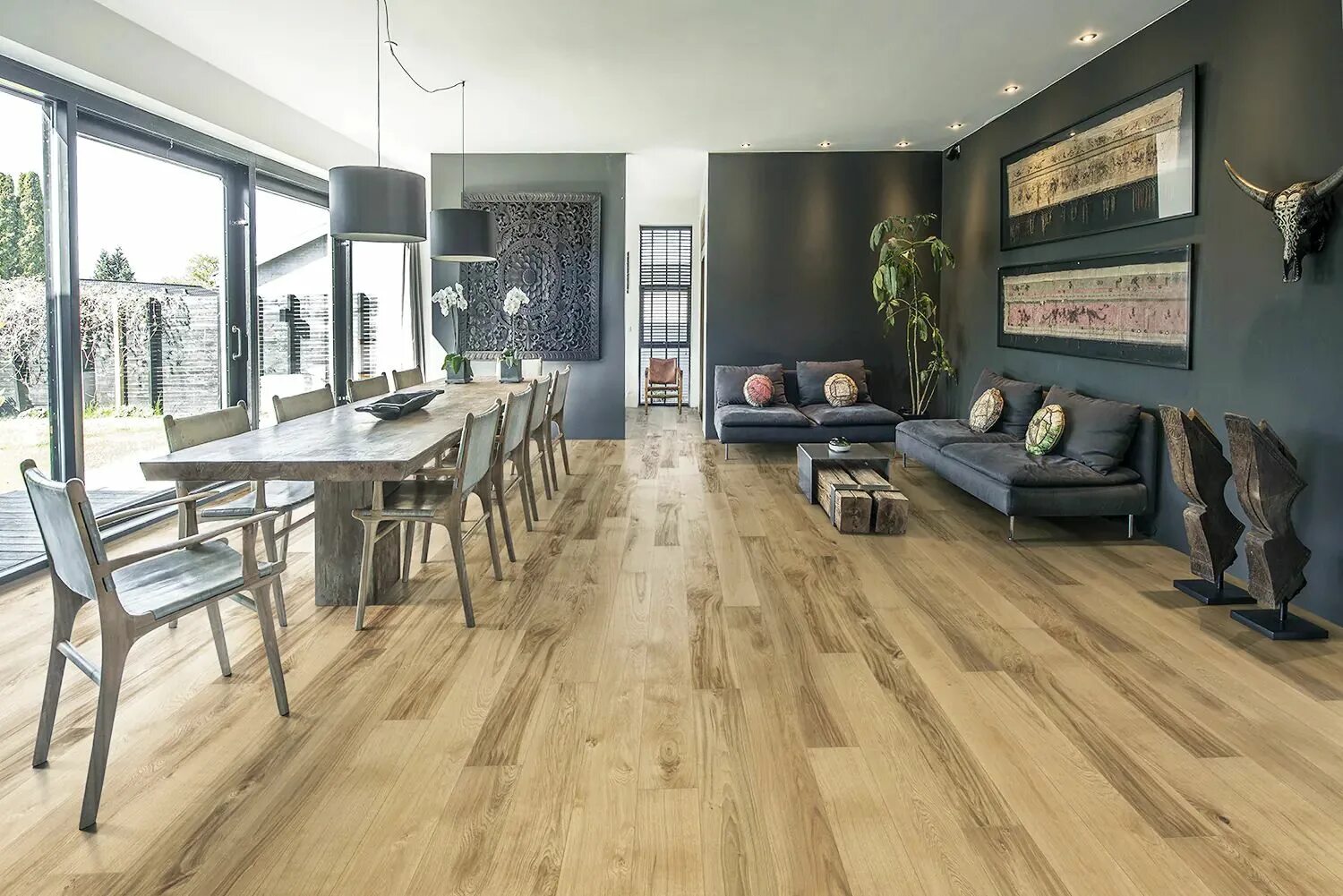 Полома дерево. Паркет голден вуд. Дерево в интерьере гостиной. Деревянный пол. Паркет в интерьере гостиной.