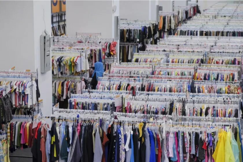 Оптовые базы одежды. Дешевая одежда со склада. Дешевая одежда со склада. Оптовый склад одежды. Магазин очень дешевой одежды.