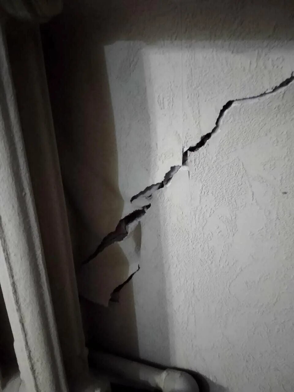 Трещина в стене в квартире. Треснула стена в квартире. Треснувшая стена. Щели в панельных домах.