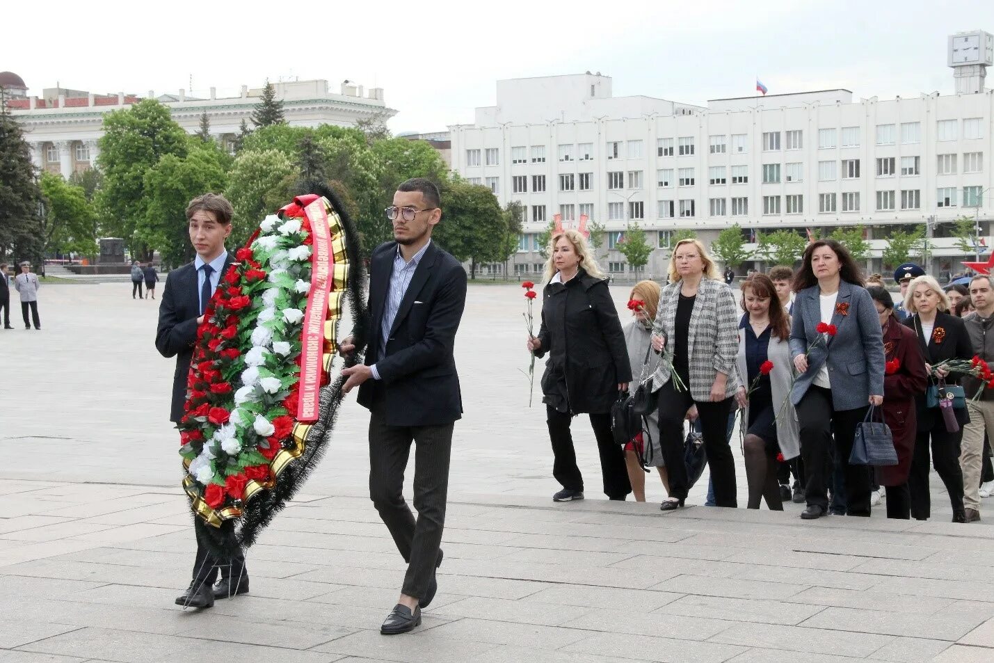 Новости белгород 6 апреля. День Победы Белгород. Возложение цветов Белгородская область. Первое празднование дня Победы. Белгород 9 мая 2022.