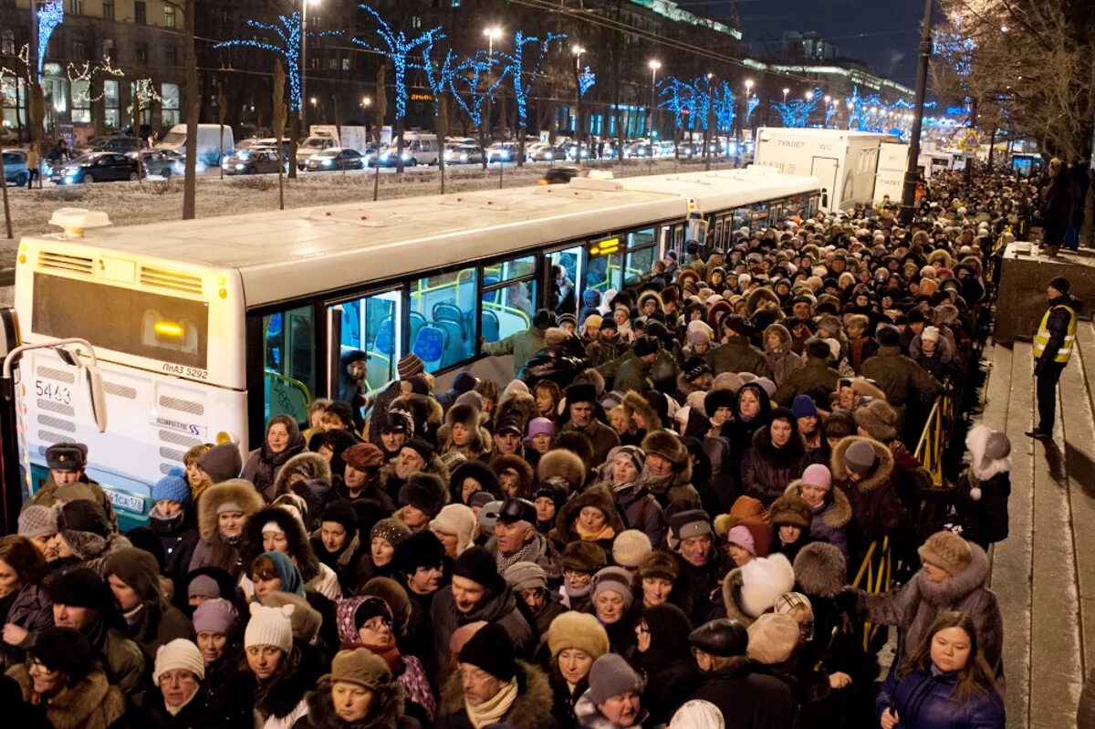 Толпа людей на остановке. Толпа народа на остановке. Очередь на остановке. Очередь на остановку в Москве. Очередь остановились