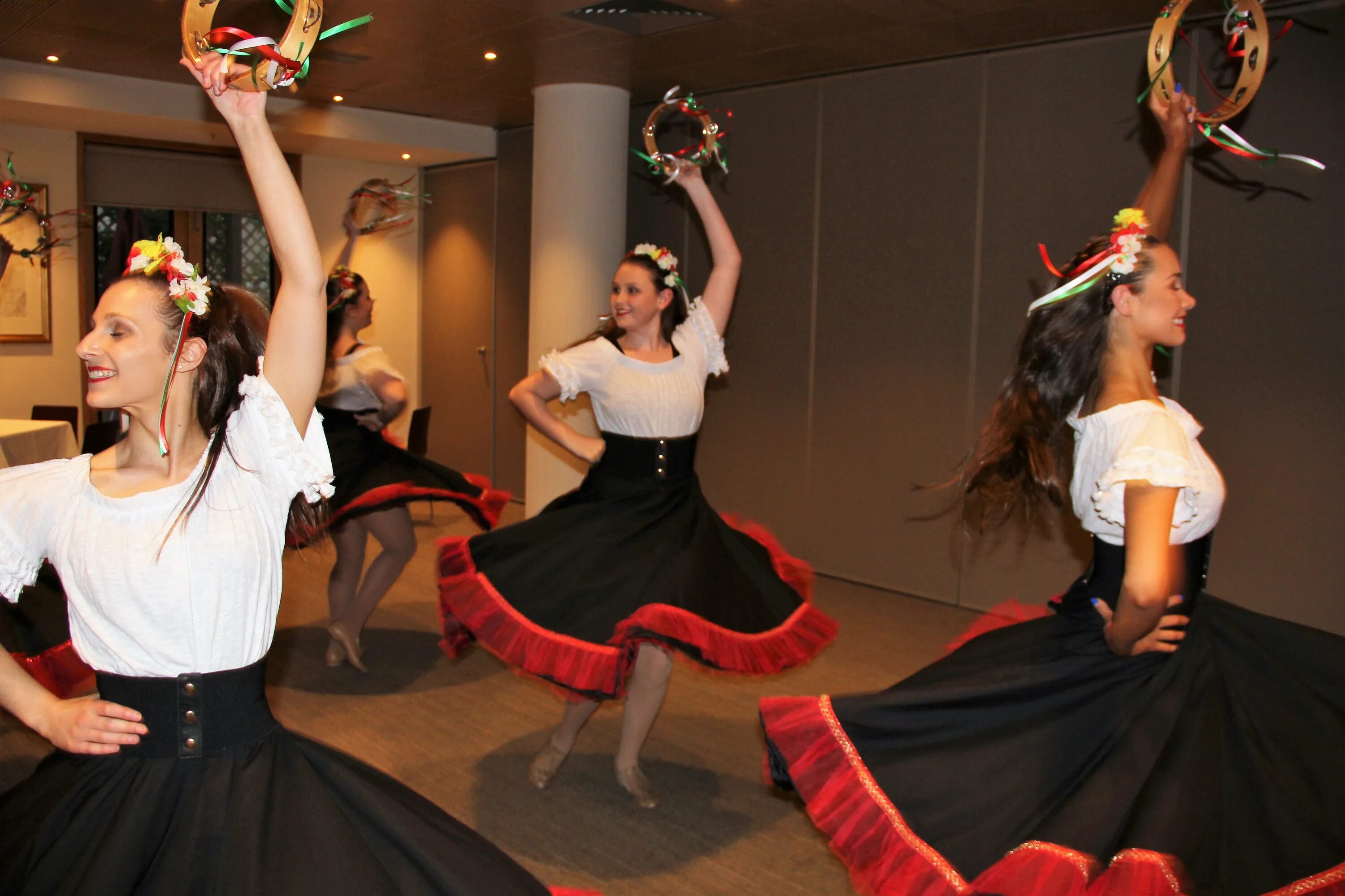 Отличительные черты танца тарантелла. Танец. Ансамбль локтева тарантелла. Национальный танец италии. Тарантелла ансамбль моисеева.