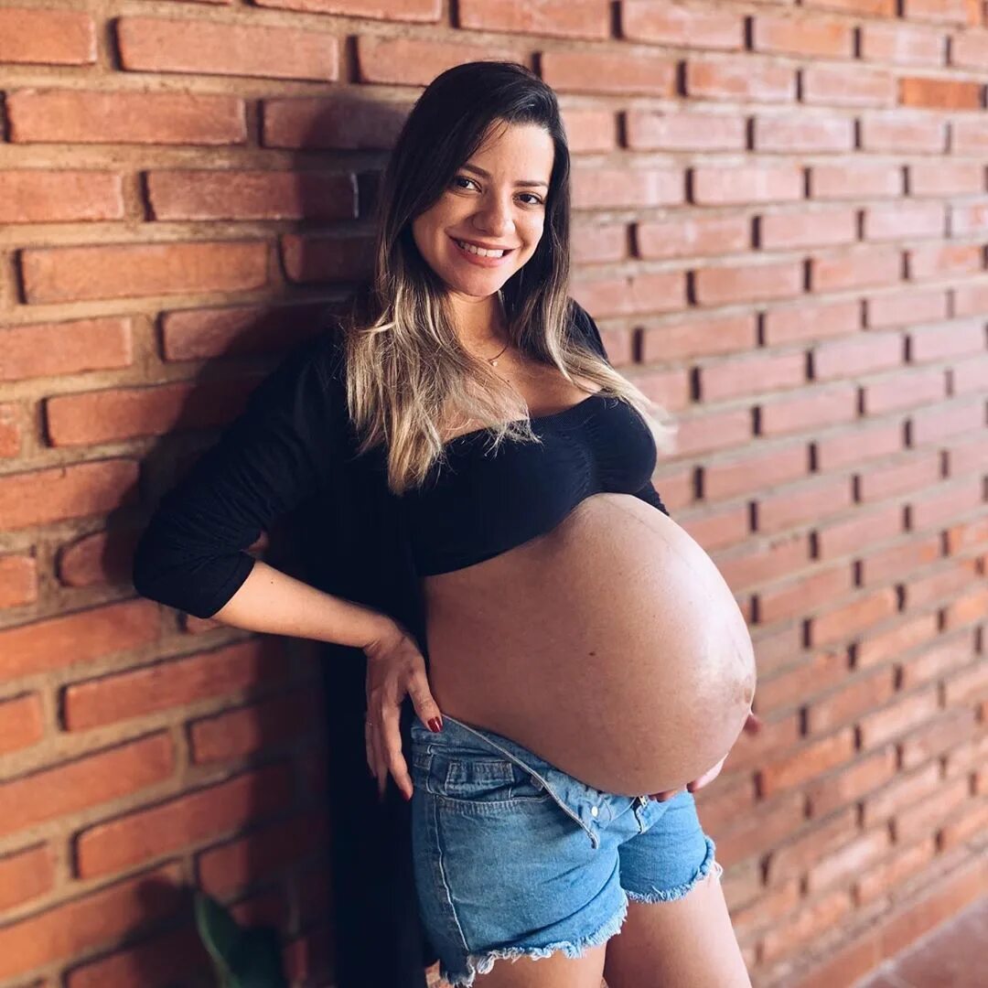 беременная с ребенком. девушка беременная двойней. многоплодная беременность живот. беременность двойней девочками. беременный живот.