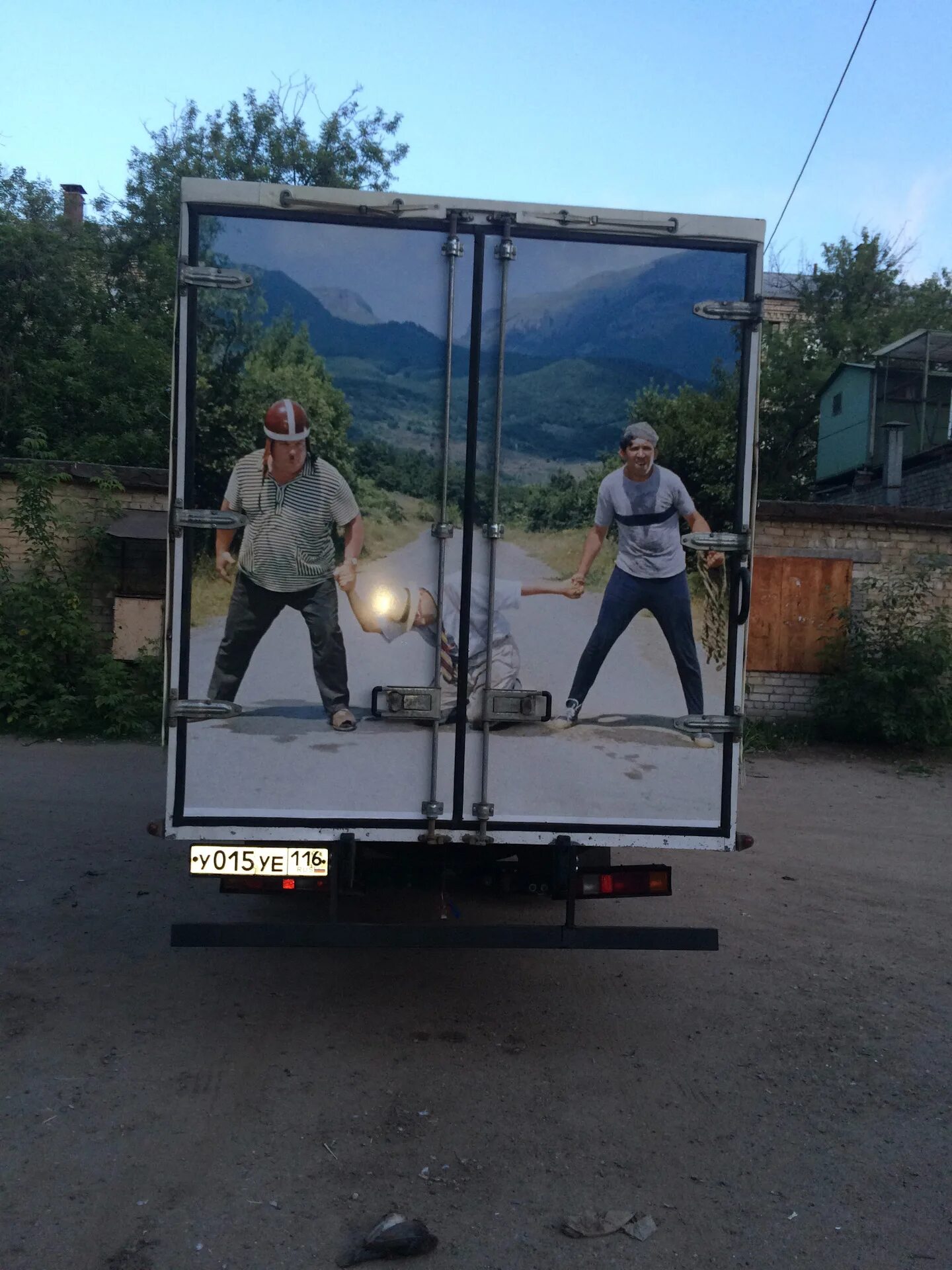 Наклейка на ворота газели