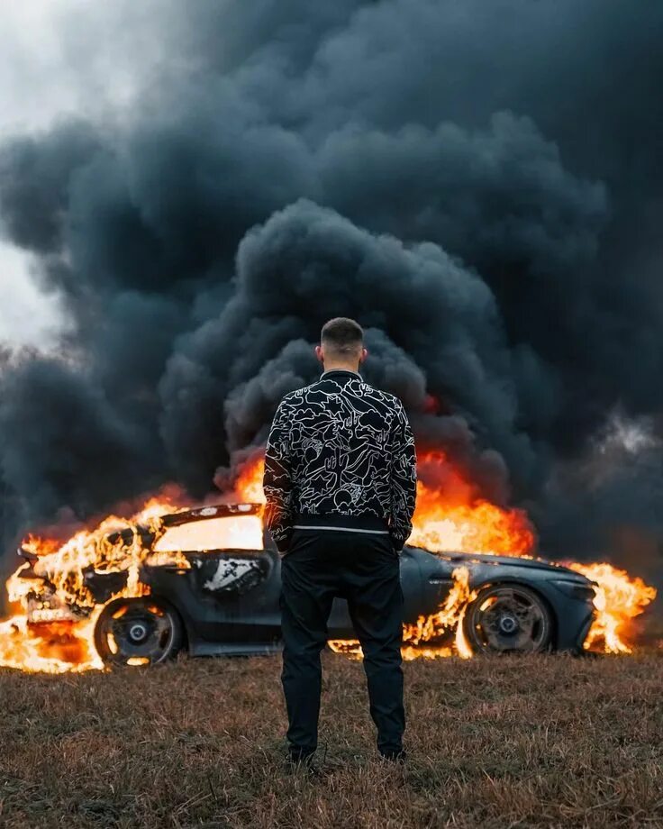 Российский блогер сжег свой Mercedes за 13 Типичный Курск