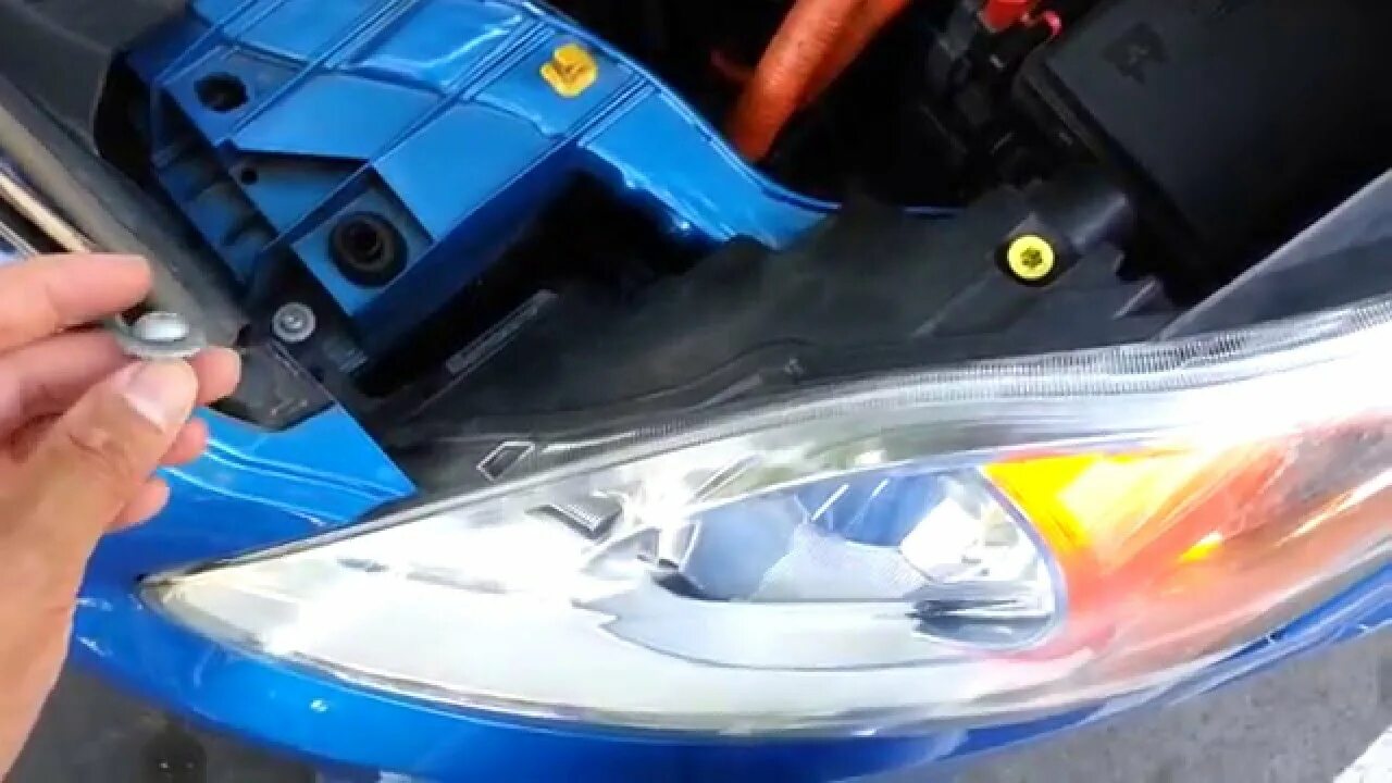 Ремонт c max. Ford focus c-max headlight bracket. ford c-max hybrid конденсатор на фары. ford c max 2014 как снять фару.