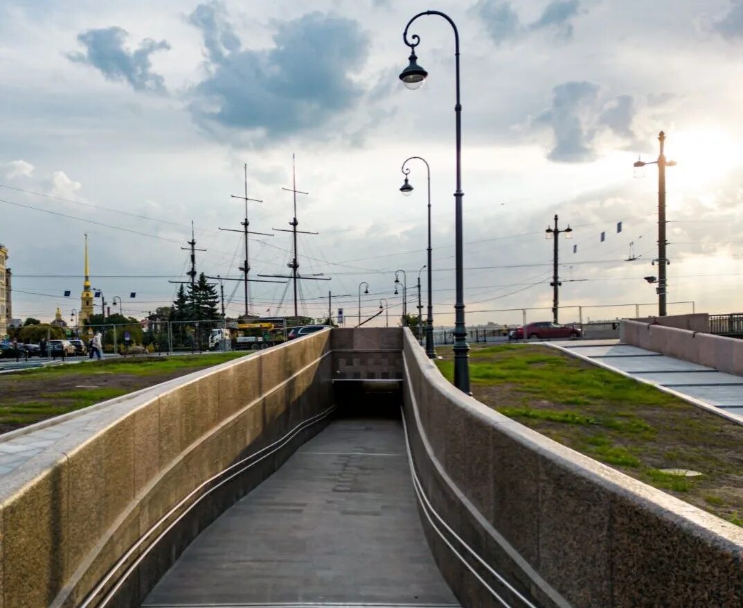 Подземный пешеходный переход у биржевого моста. Пешеходный переход биржевой мост. Пешеходный переход биржевой мост. Биржевой мост спб. Площадь академика лихачева в санкт-петербурге на карте.